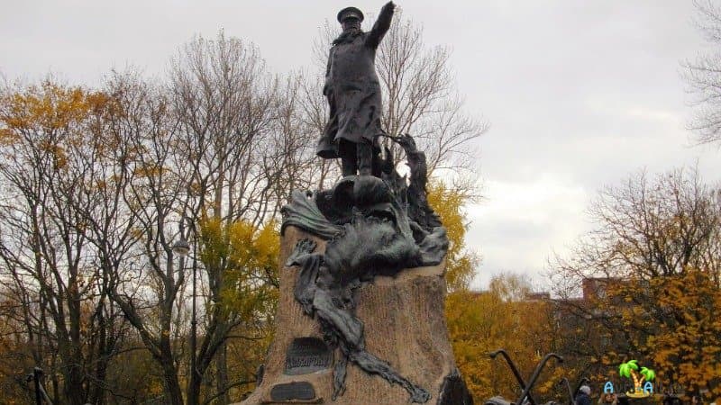 Памятник адмиралу Макарову