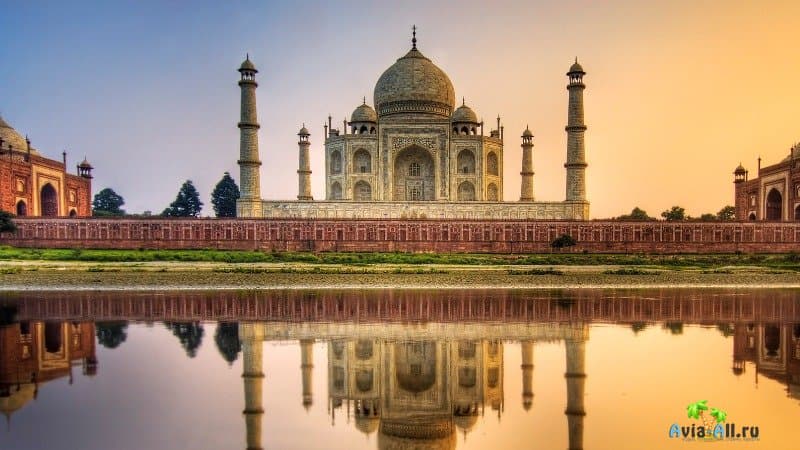 Мавзолей Тадж Махал - шедевр архитектуры в Индии