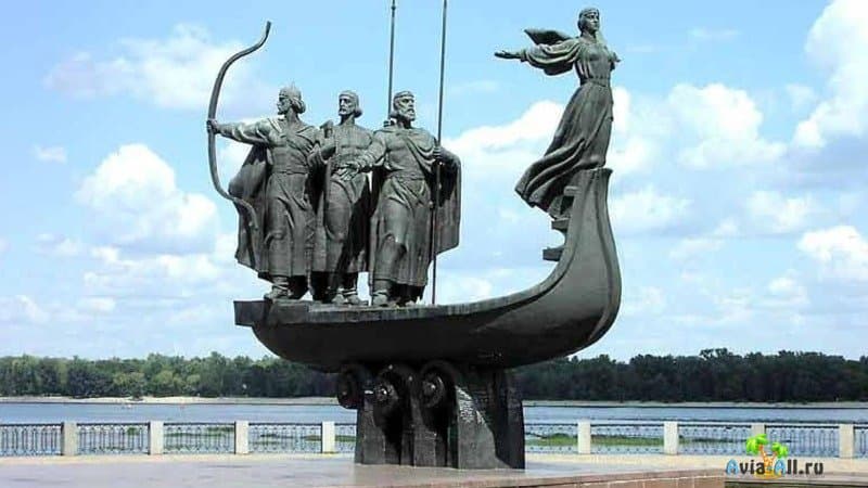 Скульптура в честь основателей Киева