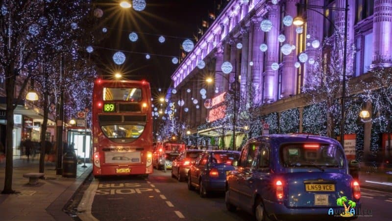 Оксфорд-Стрит в Лондоне незадолго до Рождества