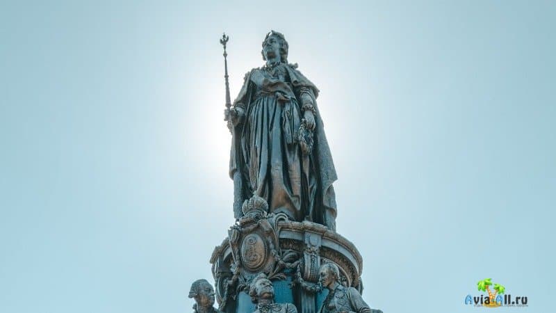 Памятник Екатерине Великой в Питере