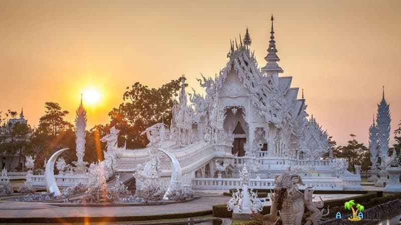 Ват Ронг Кхун белый храм в Таиланде