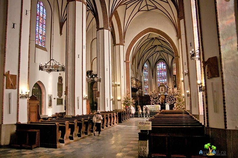 Католический храм Святого Иоанна крестителя. Старинная постройка Польши3
