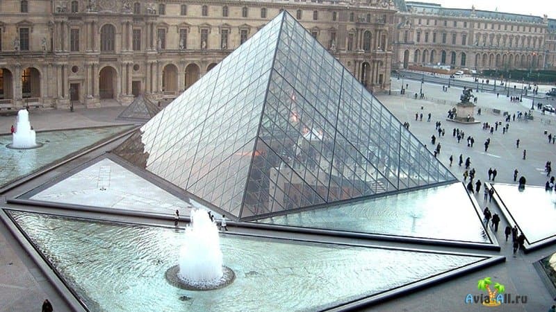 Стеклянная пирамида в Париже