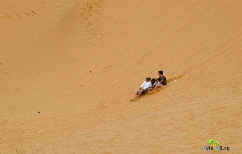 Красные дюны и катания на пластиковых картонках в Муйне