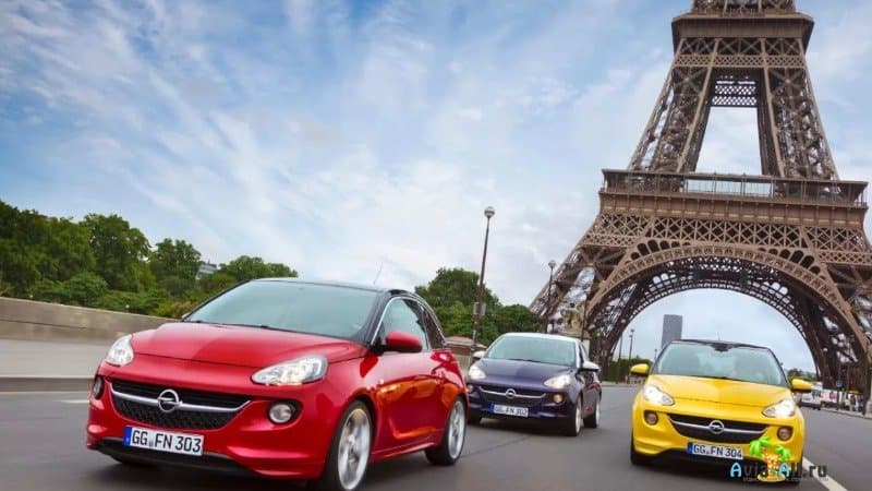 Автомобиль в Париже на фоне Эйфелевой башни