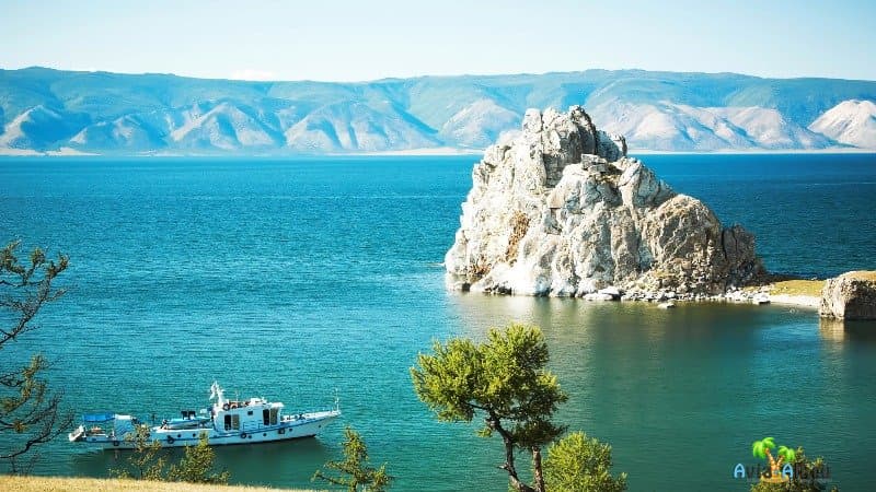 Вода в озере Байкал