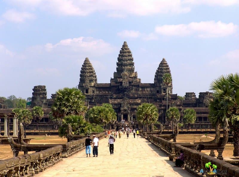 Огромный храм Ангкор-Ват, посвященный богу Вишну. Описание, фото4