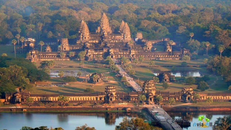 Огромный храм Ангкор-Ват, посвященный богу Вишну. Описание, фото2