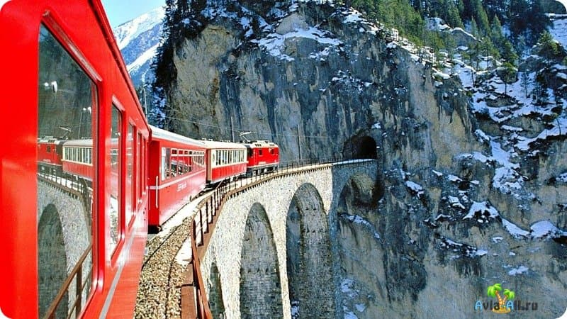Поезд в Швейцарии в горах