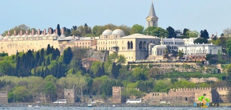 Дворец Топкапы в Стамбуле - хорошая смотровая площадка для туристов