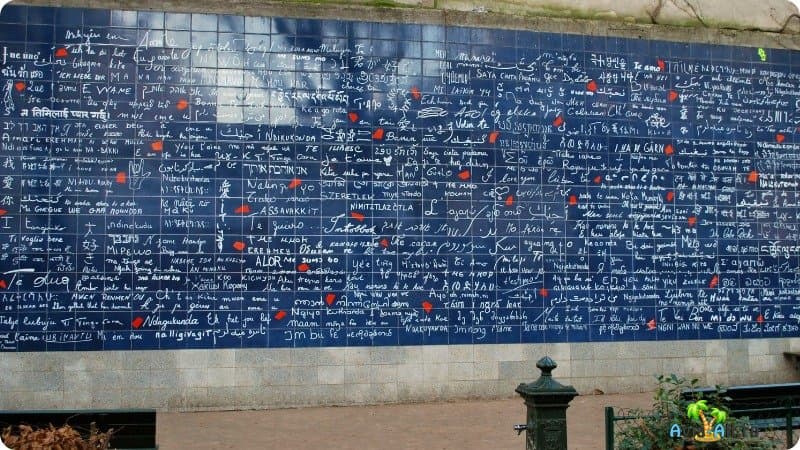 Стена Монмартр в Париже фото