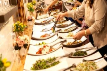 Какие блюда не стоит брать на шведском столе? Вы удивитесь